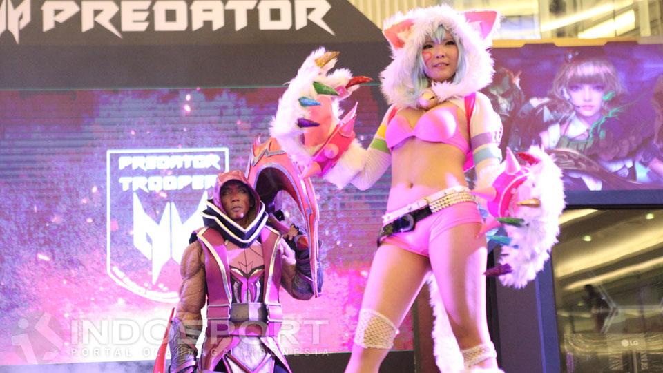 Yukitora Keiji saat memamerkan kostum di acara World of Gaming